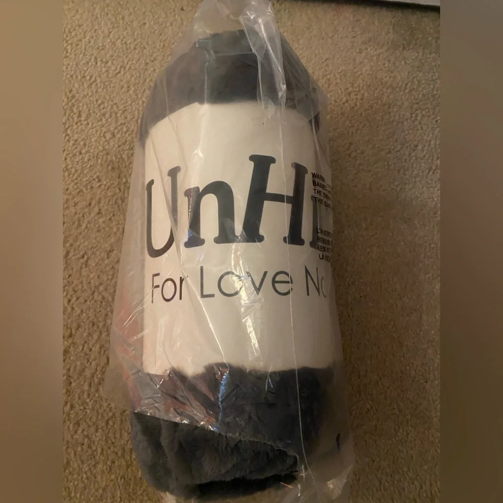 NWT! UnHide For Love Not Fur- Lil' Marshmallow Blanket- Charcoal - 50"x60" - Picture 4 of 7